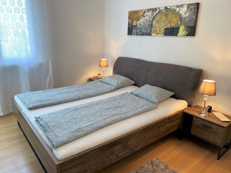 Schlafzimmer einer Ferienwohnung am Lago Maggiore