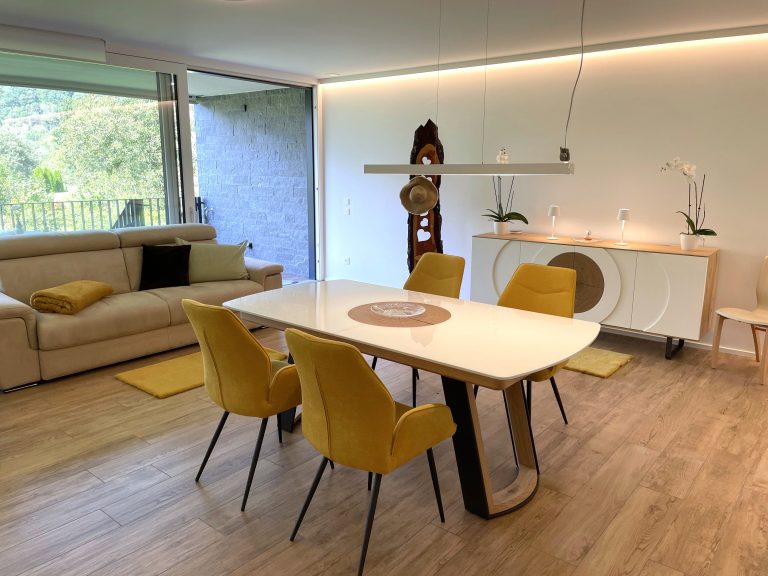 Esstisch einer Ferienwohnung am Lago Maggiore
