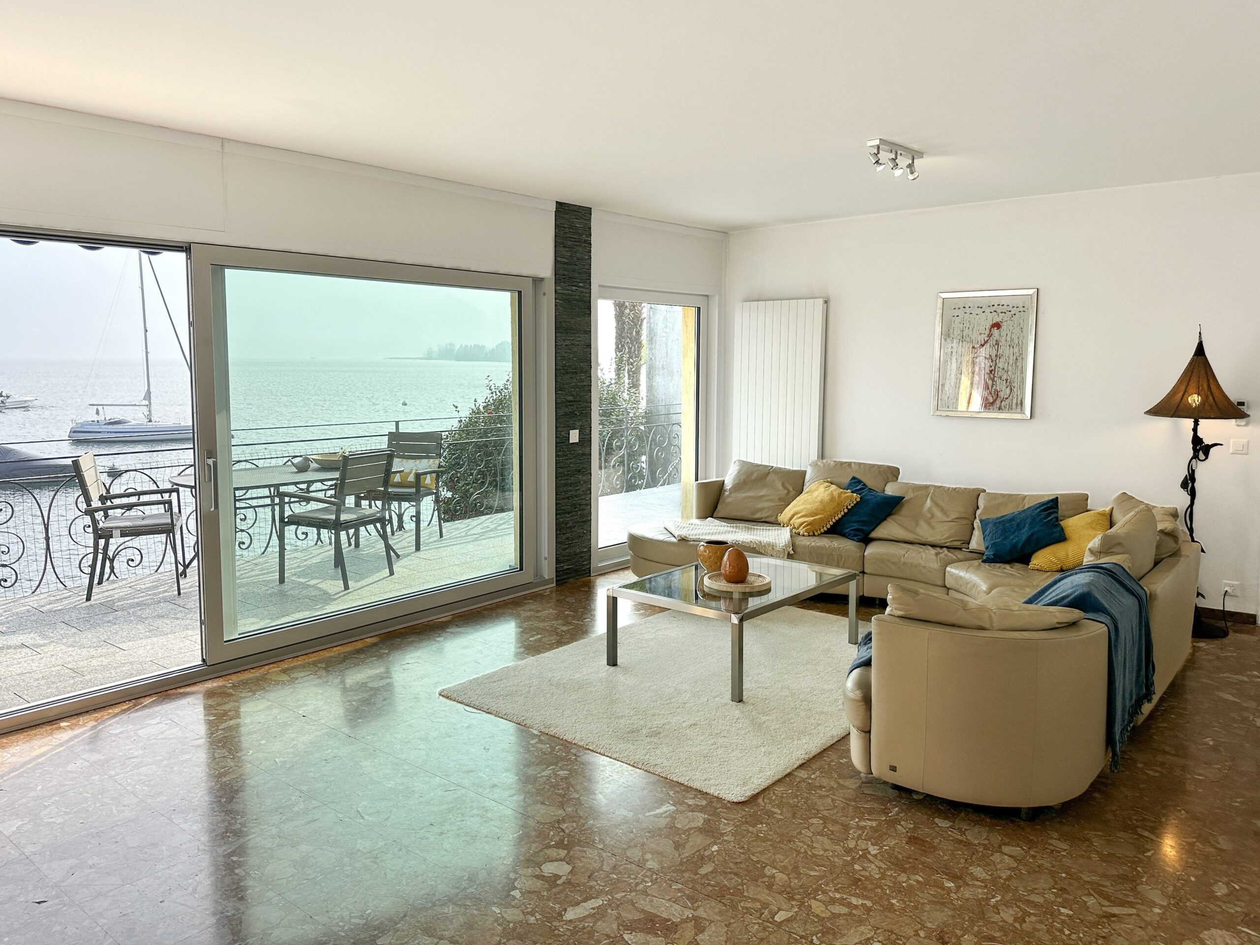 Wohnzimmer mit Seeblick