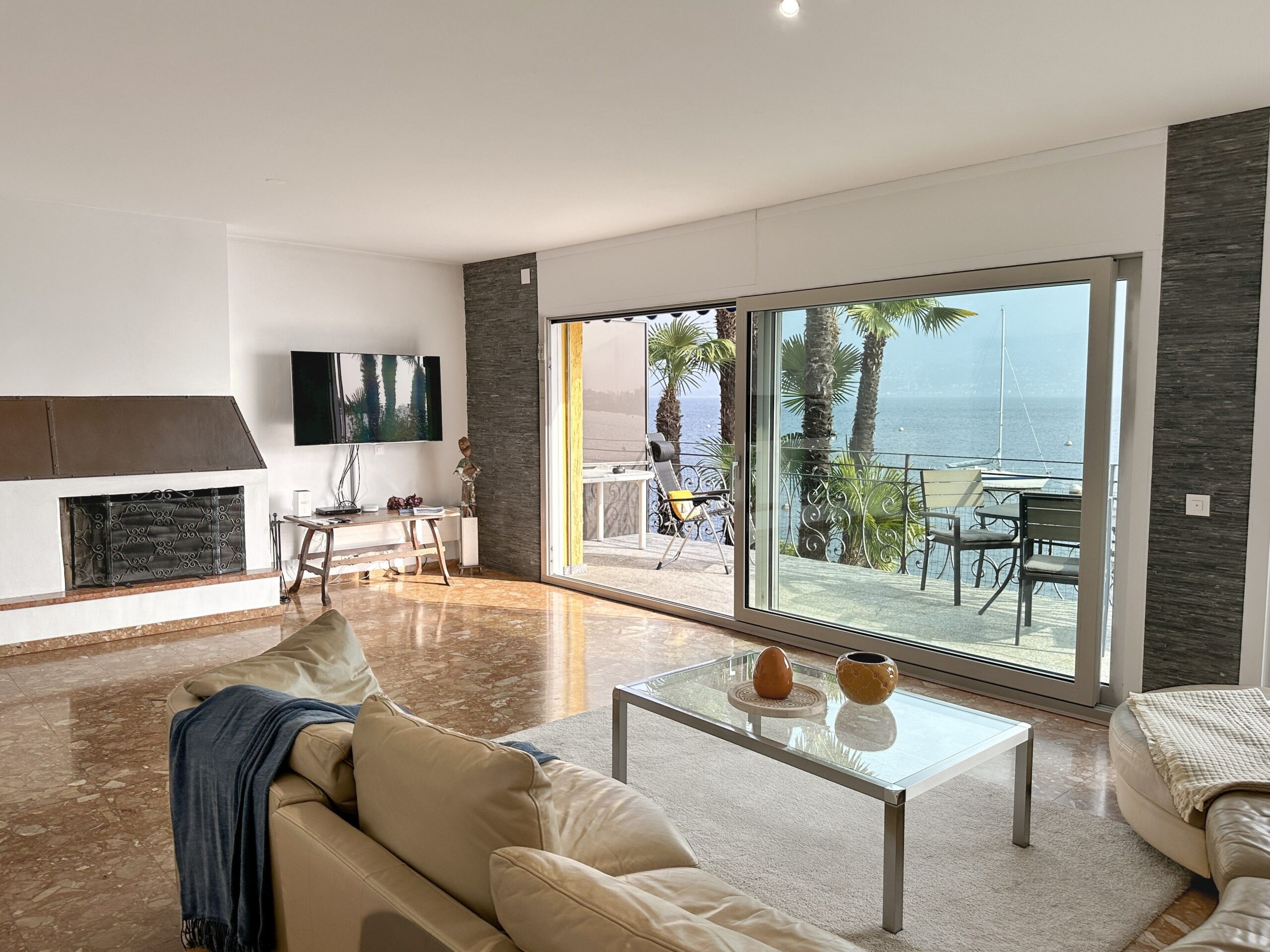 Wohnzimmer mit Seeblick