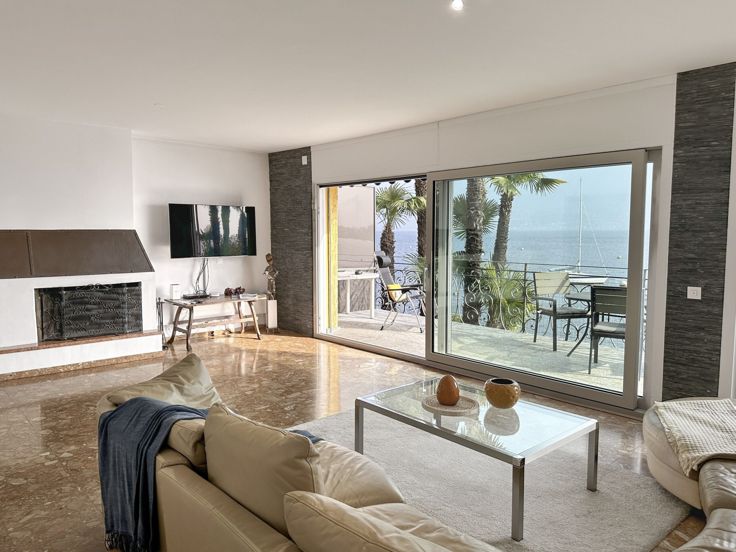 Wohnzimmer mit Seeblick