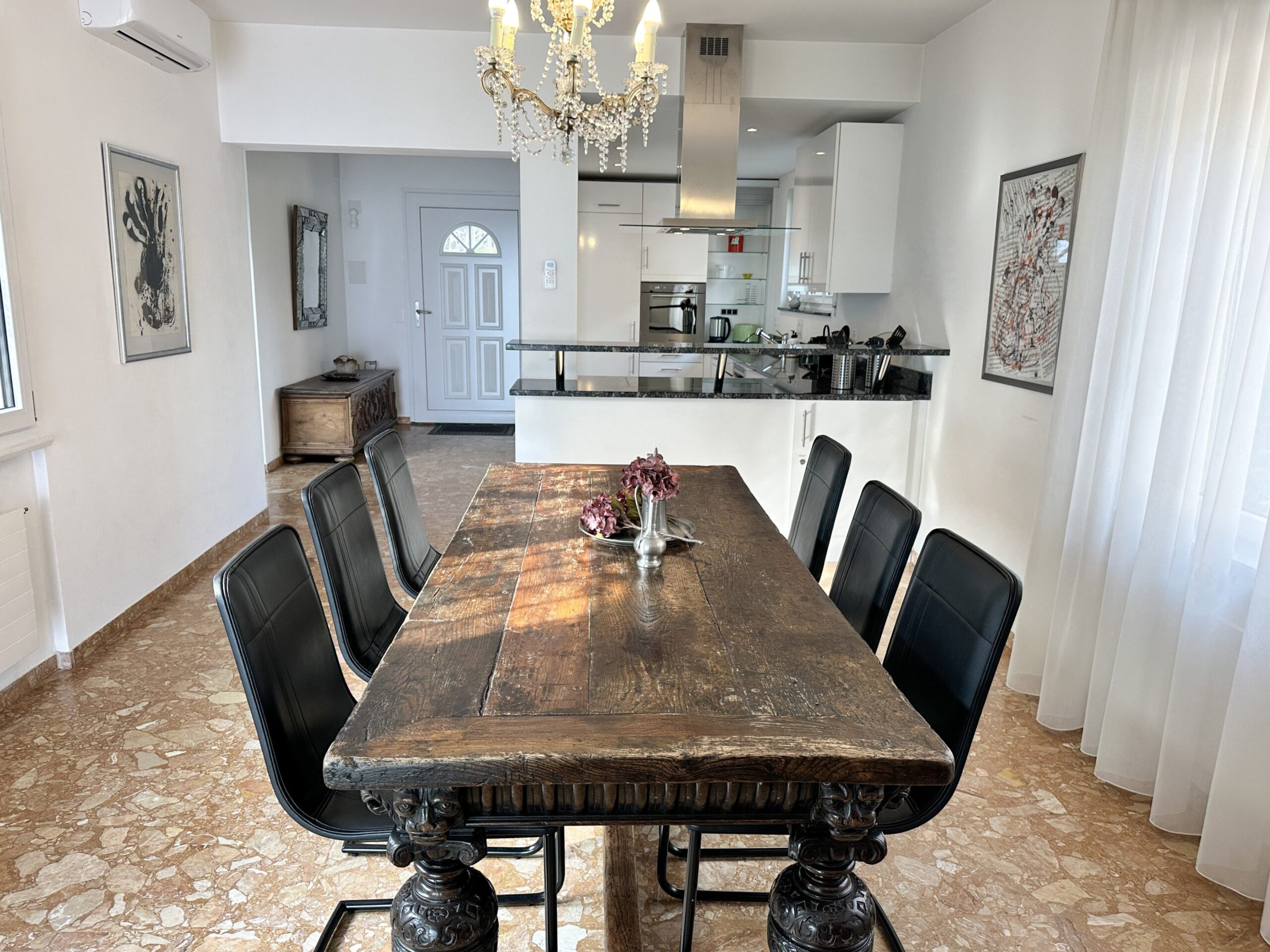 Küche und Essbereich einer Ferienwohnung