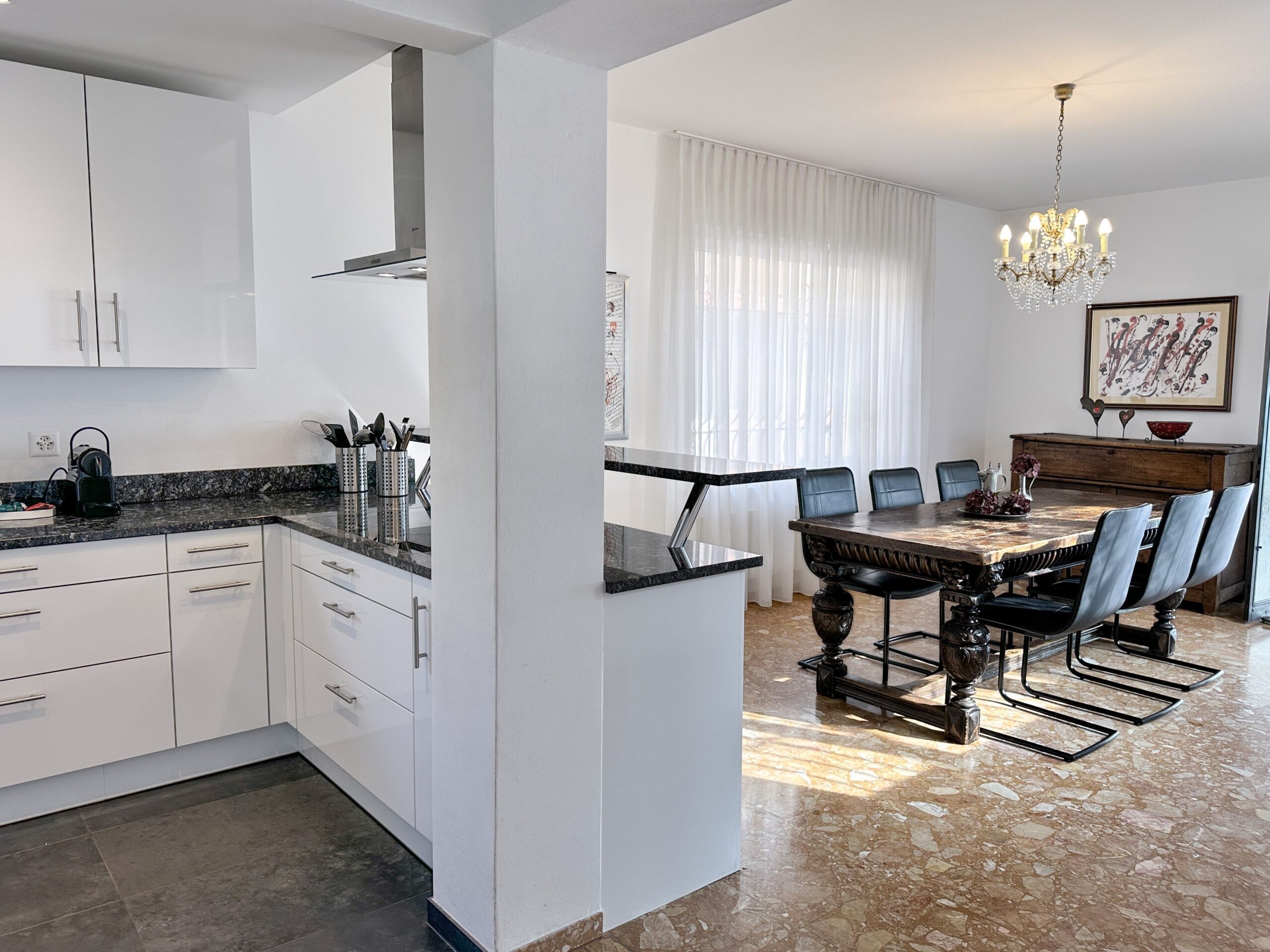 Küche und Essbereich einer Ferienwohnung