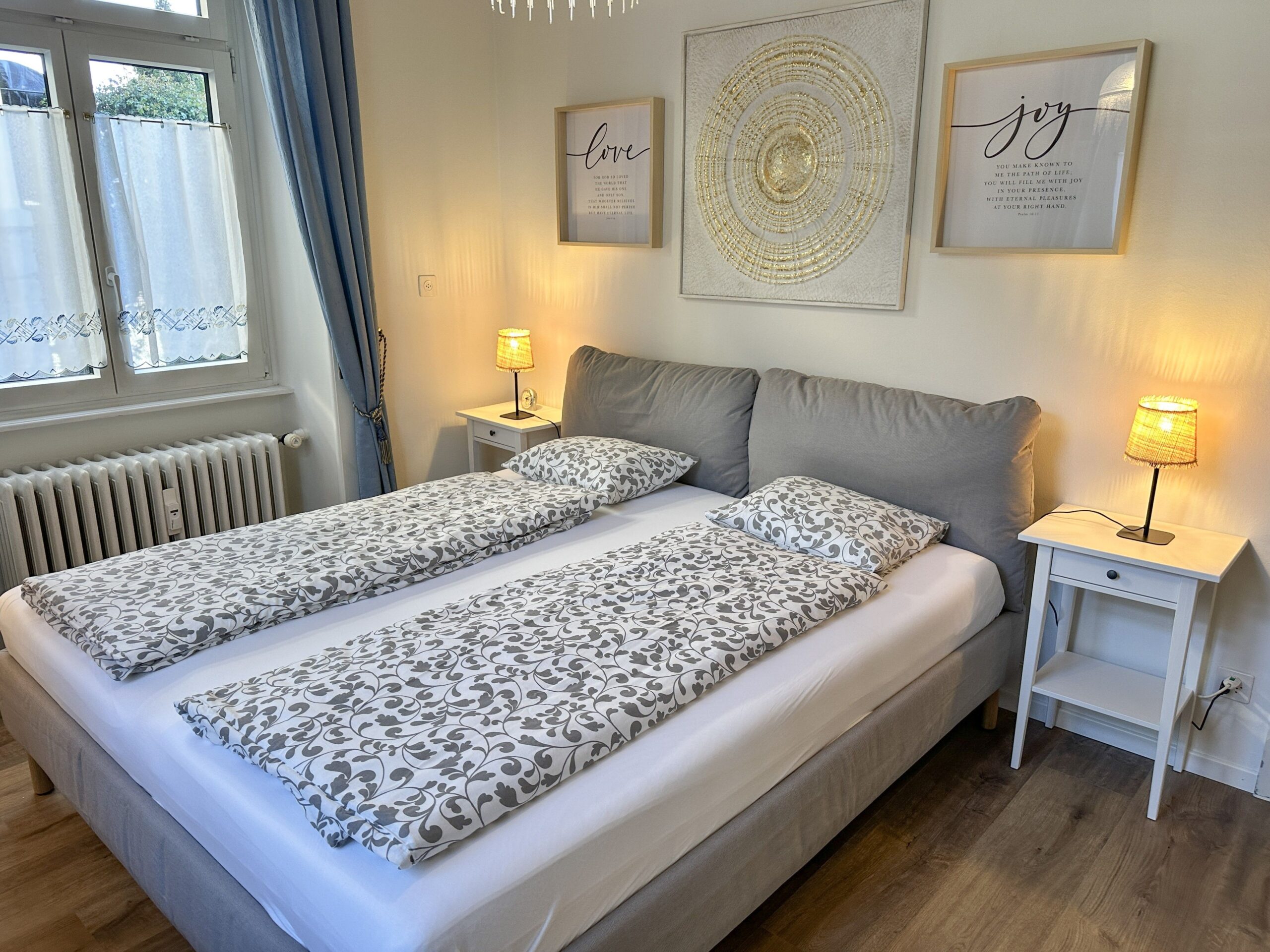 Schlafzimmer einer Ferienwohnung