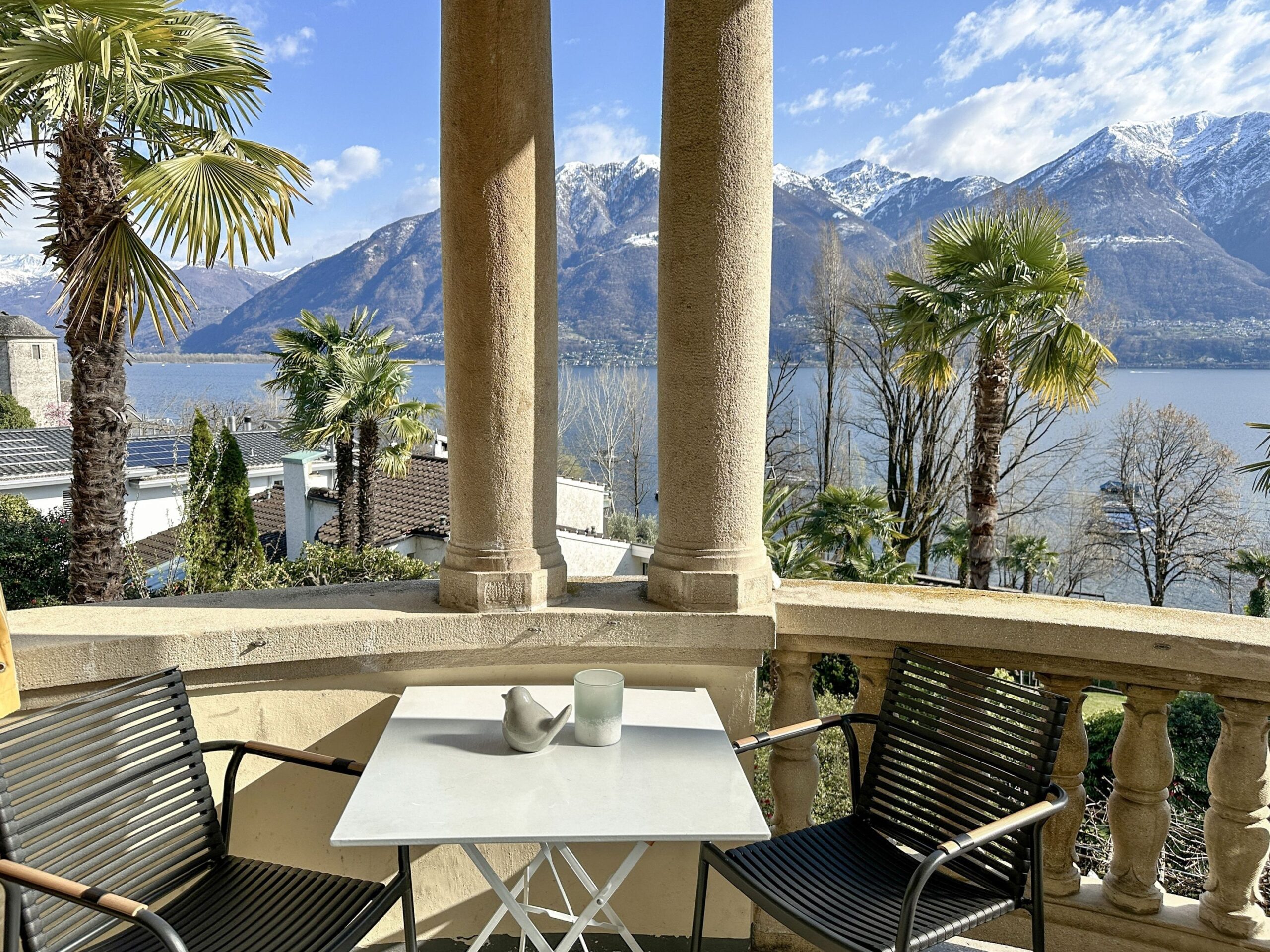 Terrasse mit Seeblick einer Ferienwohnung