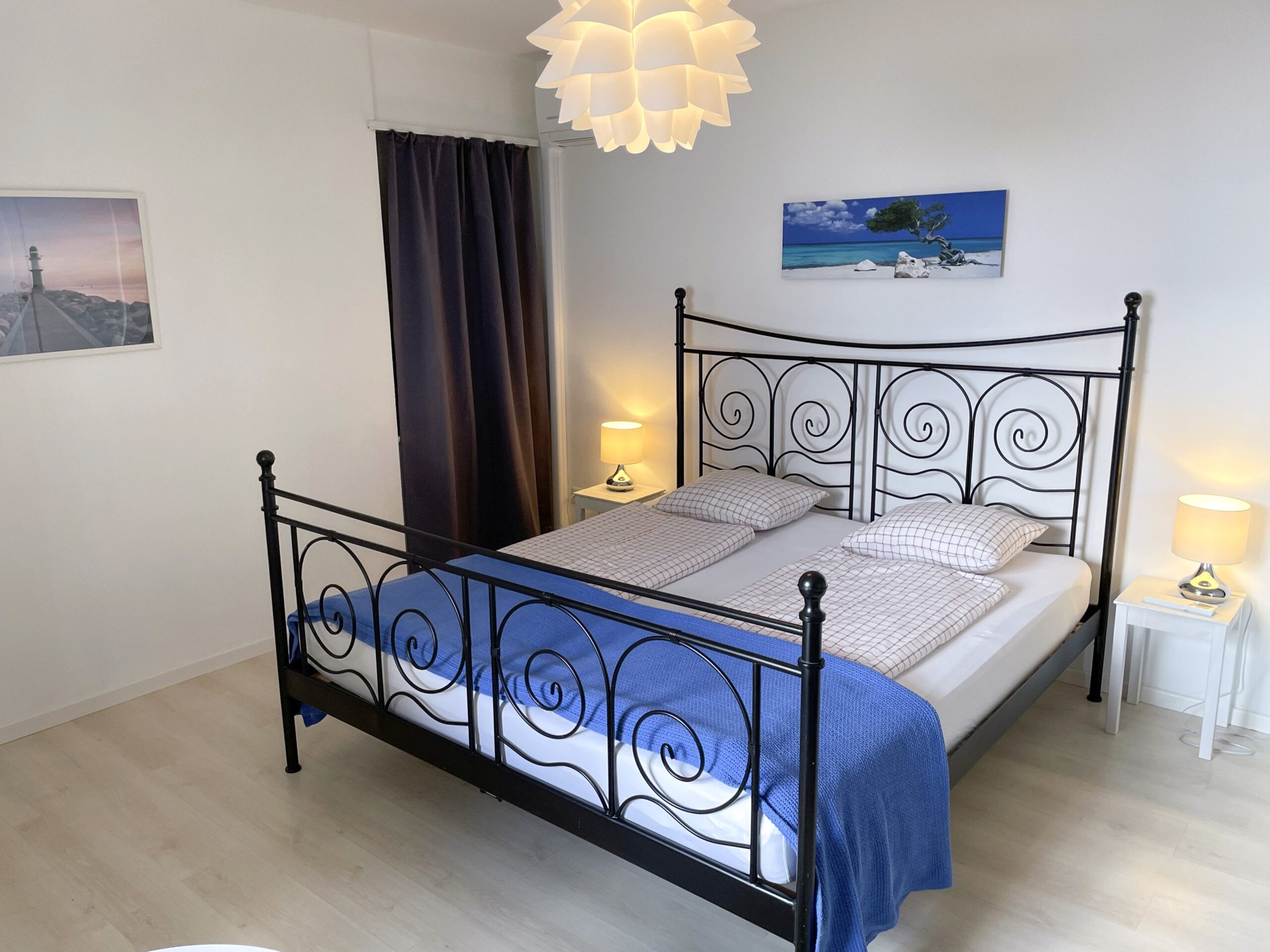 Schlafzimmer einer Ferienwohnung