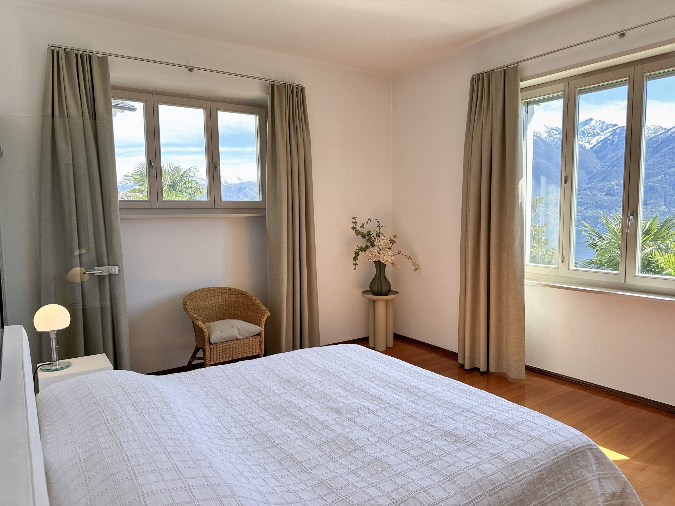Schlafzimmer einer Ferienwohnung am Lago Maggiore