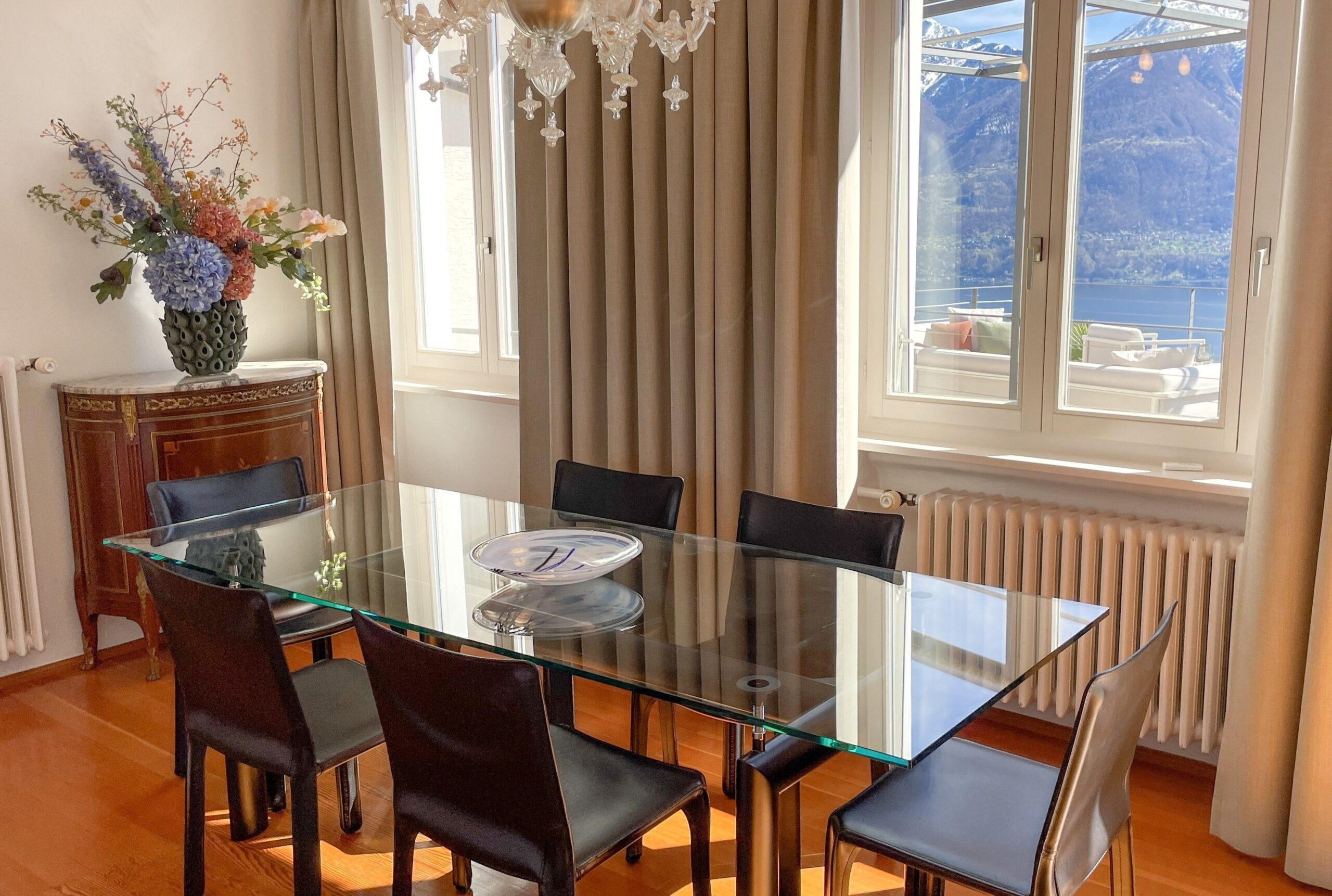 Esstisch einer Ferienwohnung am Lago Maggiore