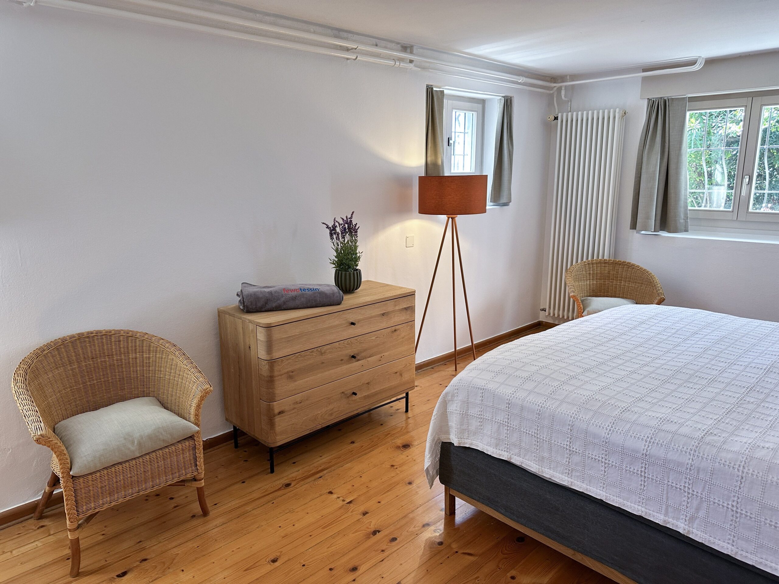 Schlafzimmer einer Ferienwohnung am Lago Maggiore