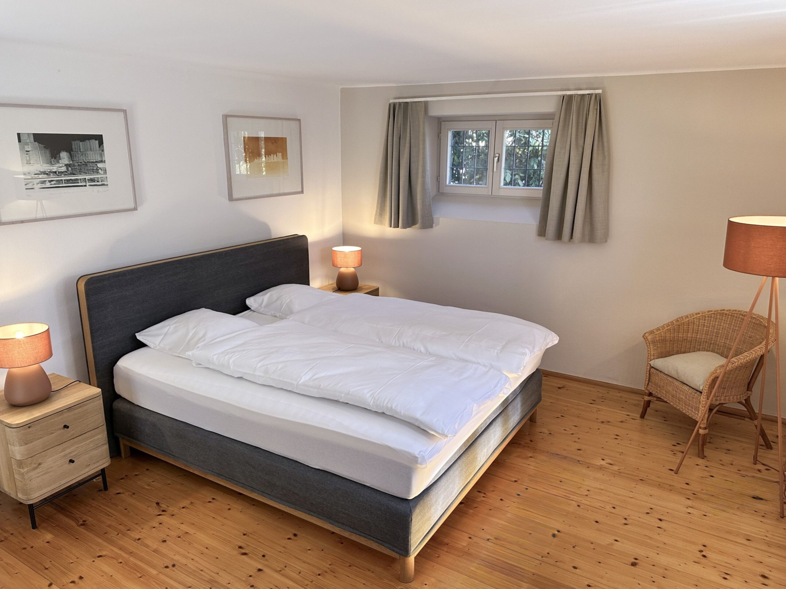 Schlafzimmer einer Ferienwohnung am Lago Maggiore