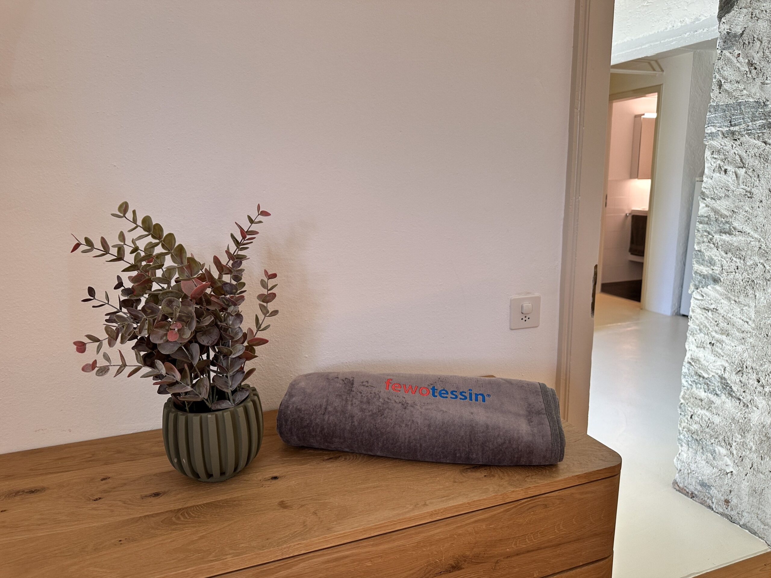 Kommode einer Ferienwohnung am Lago Maggiore