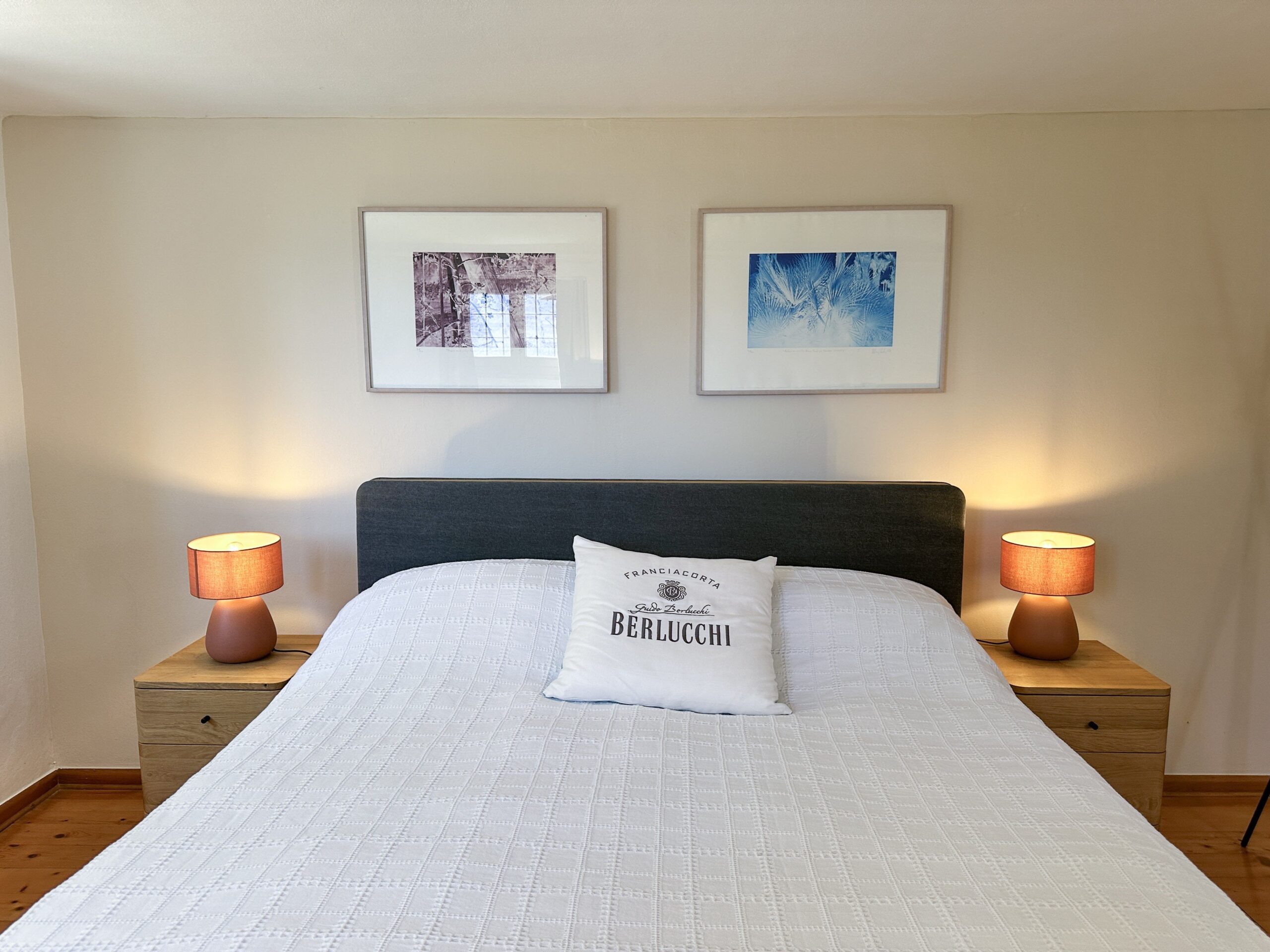 Schlafzimmer einer Ferienwohnung am Lago Maggiore