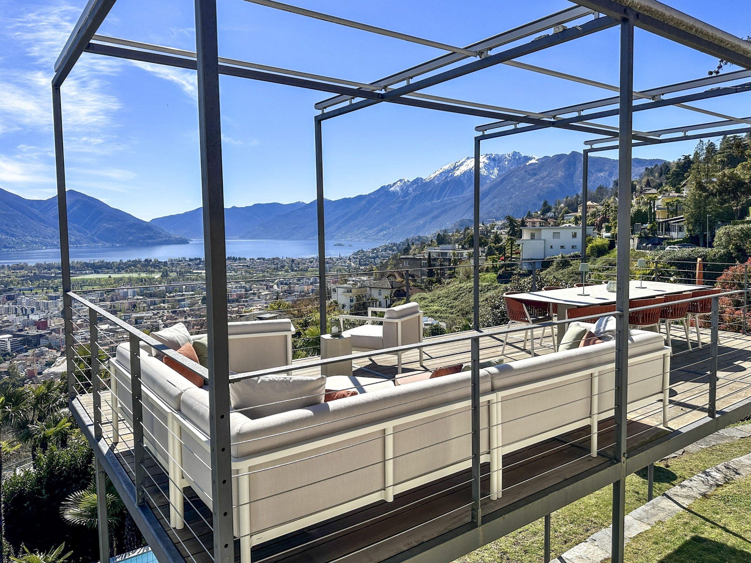 Terrasse einer Ferienwohnung am Lago Maggiore