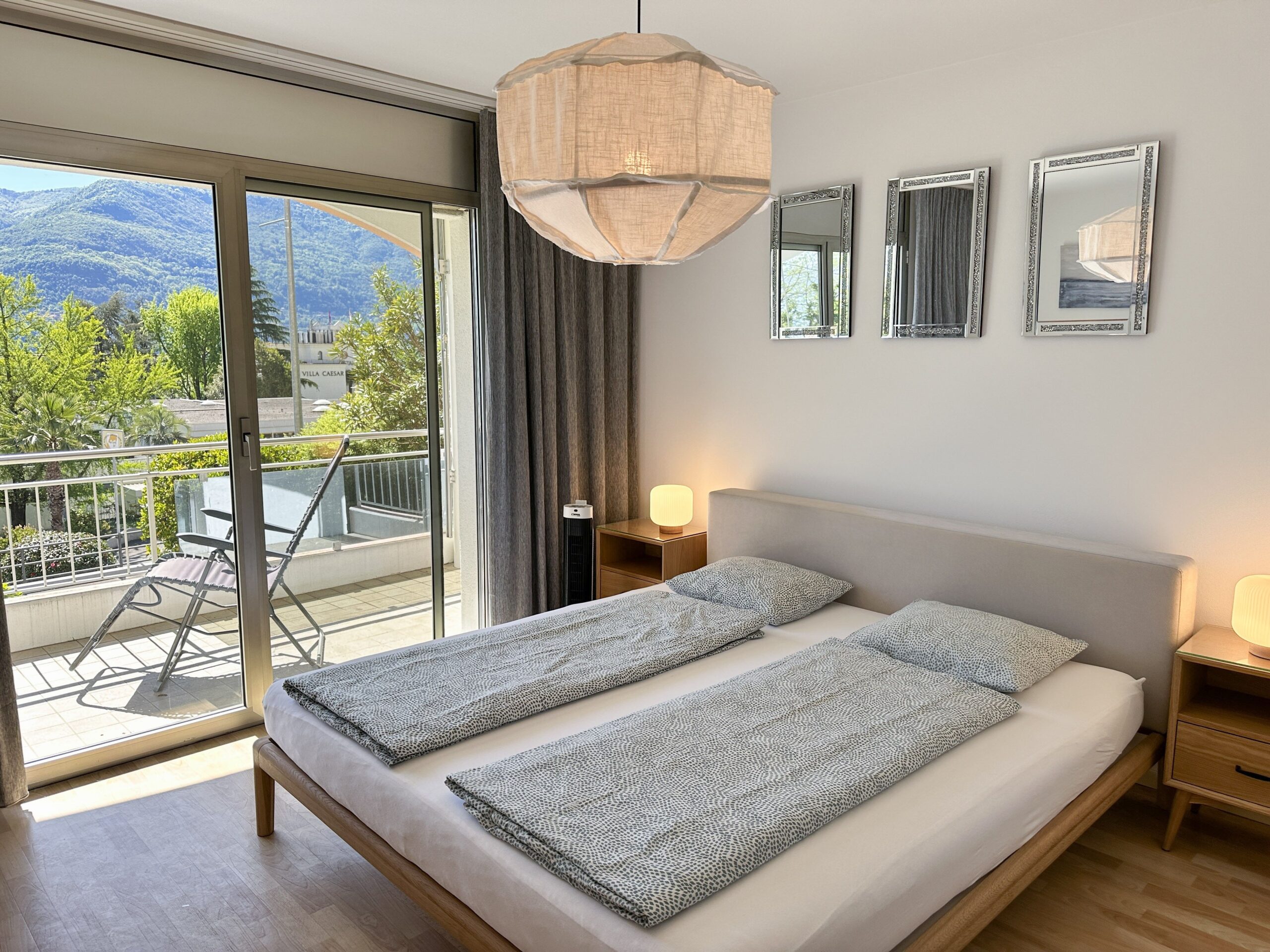 Doppelbett in Ferienwohnung am Lago Maggiore