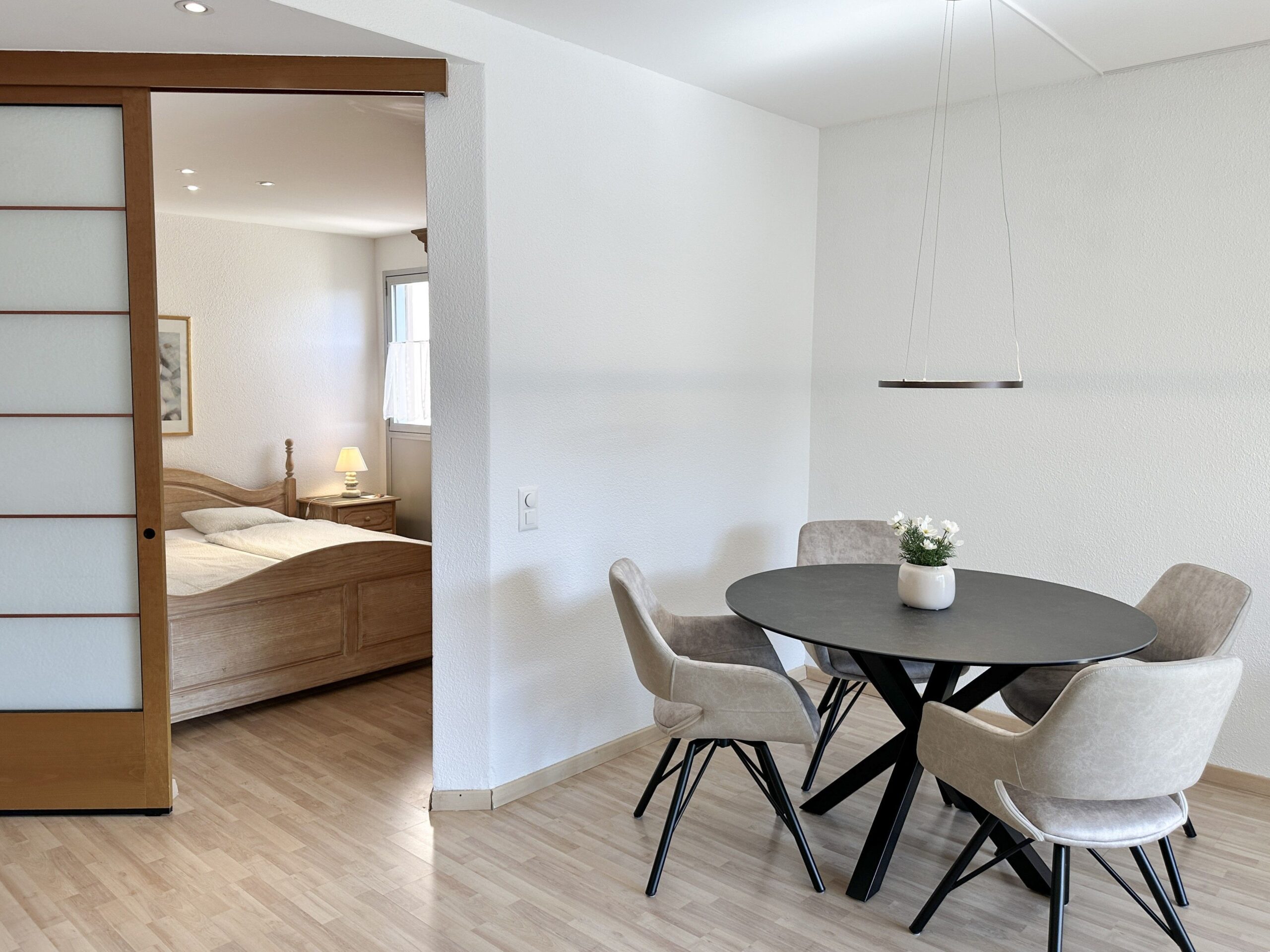 Schlafzimmer einer Ferienwohnung am Lago Maggiore