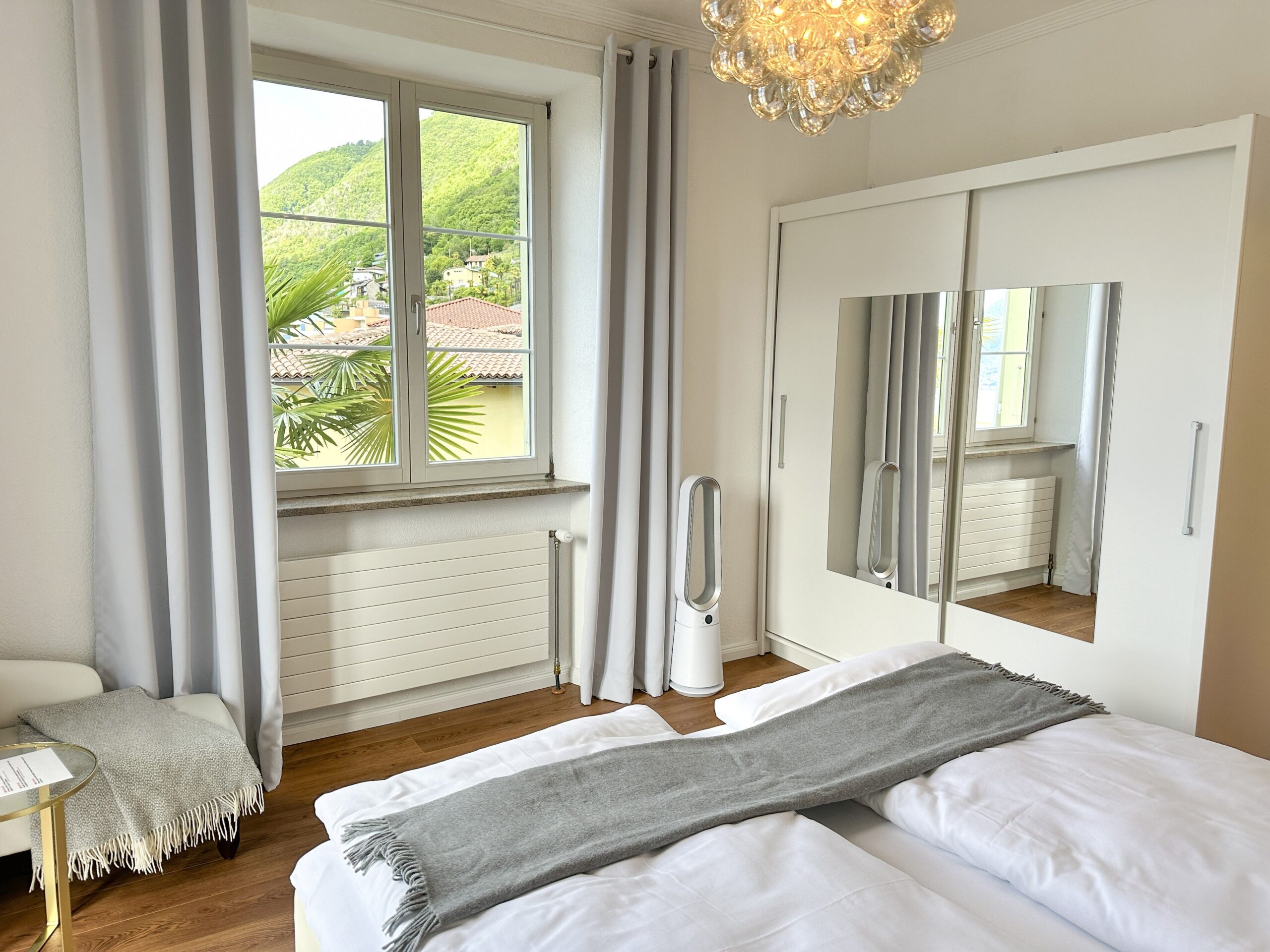 Schlafzimmer einer Ferienwohnung am Lago Maggiore