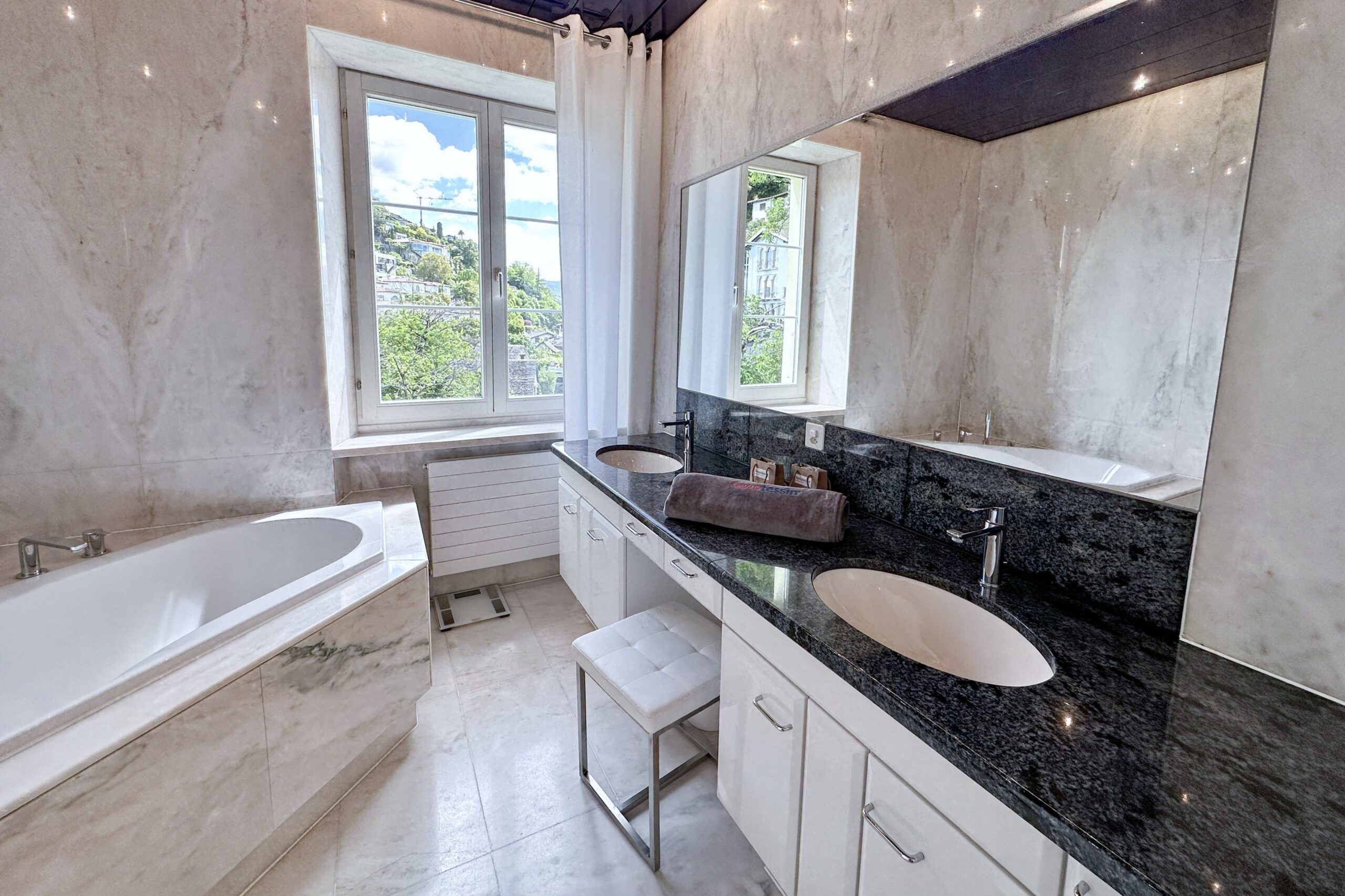 Badezimmer einer Ferienwohnung am Lago Maggiore