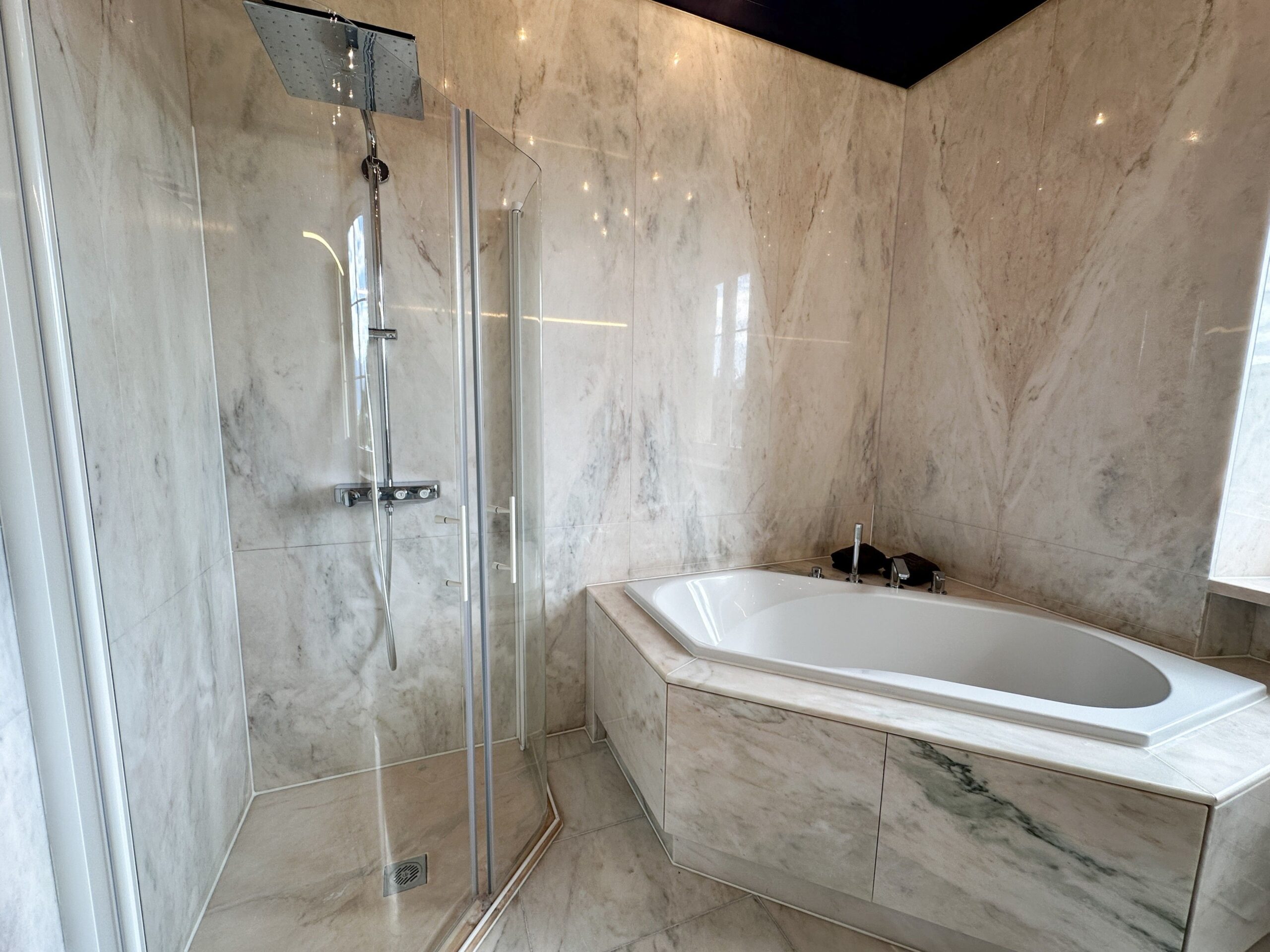 Badezimmer einer Ferienwohnung am Lago Maggiore