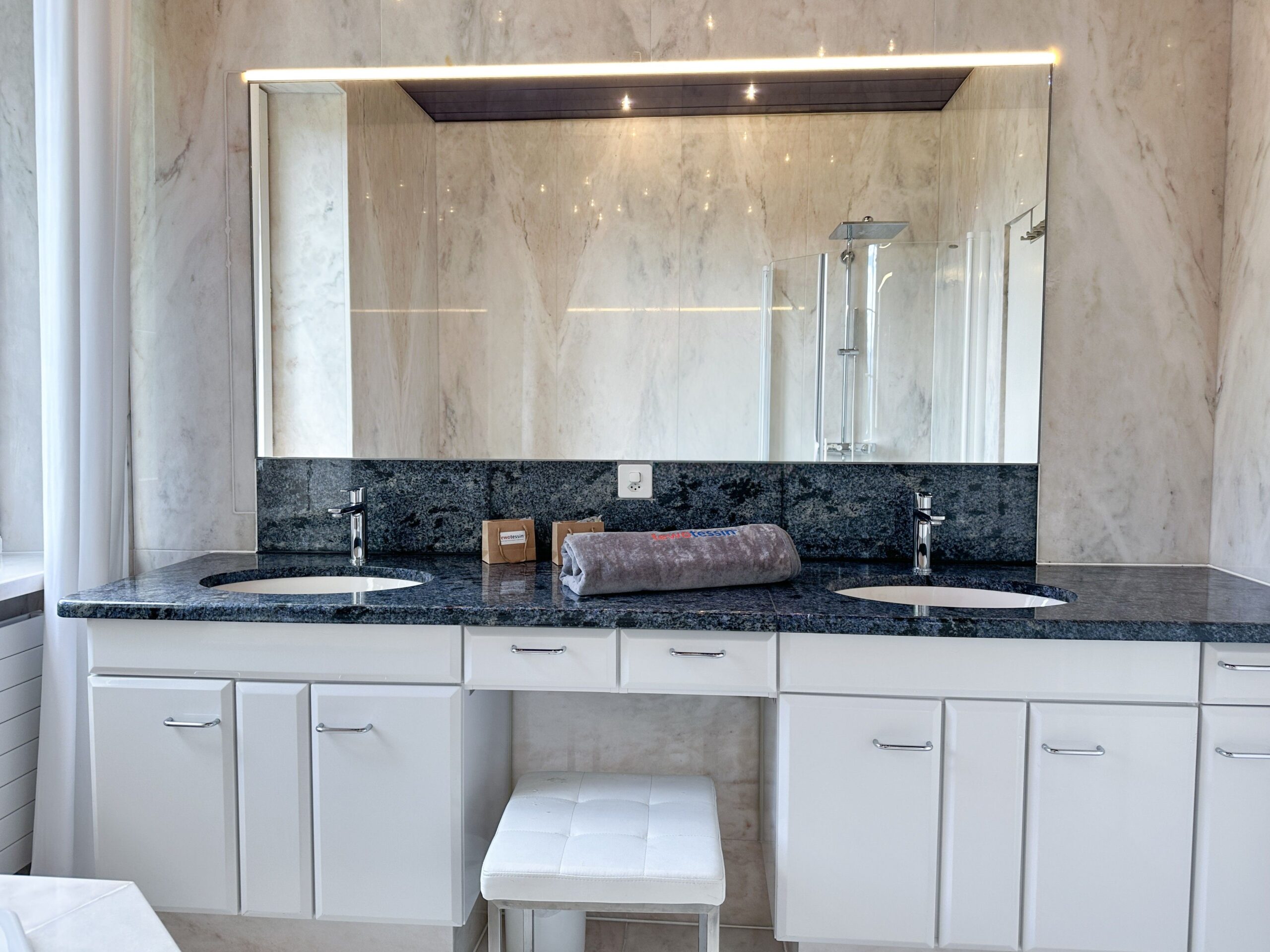 Badezimmer einer Ferienwohnung am Lago Maggiore