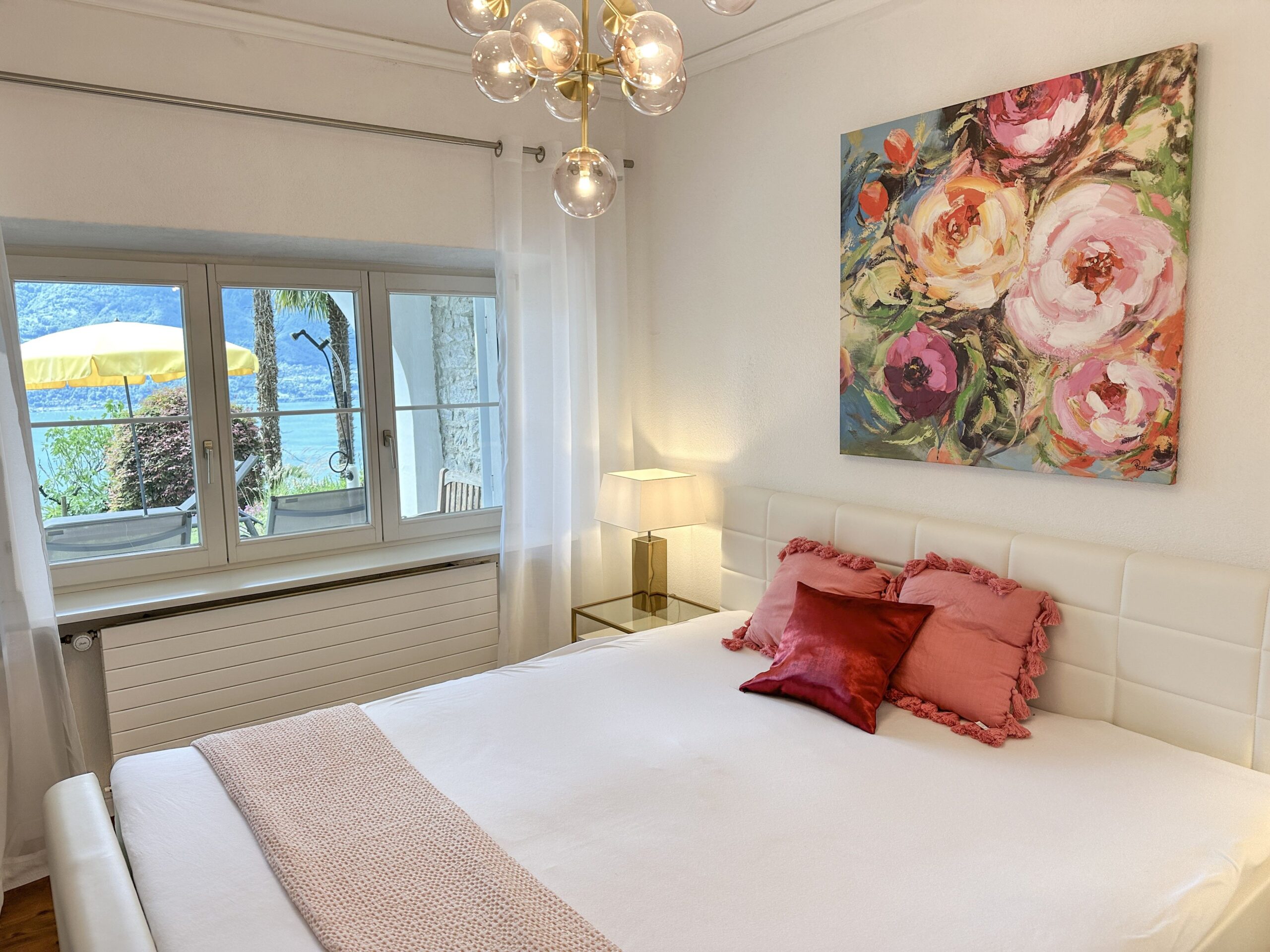 Schlafzimmer einer Ferienwohnung am Lago Maggiore