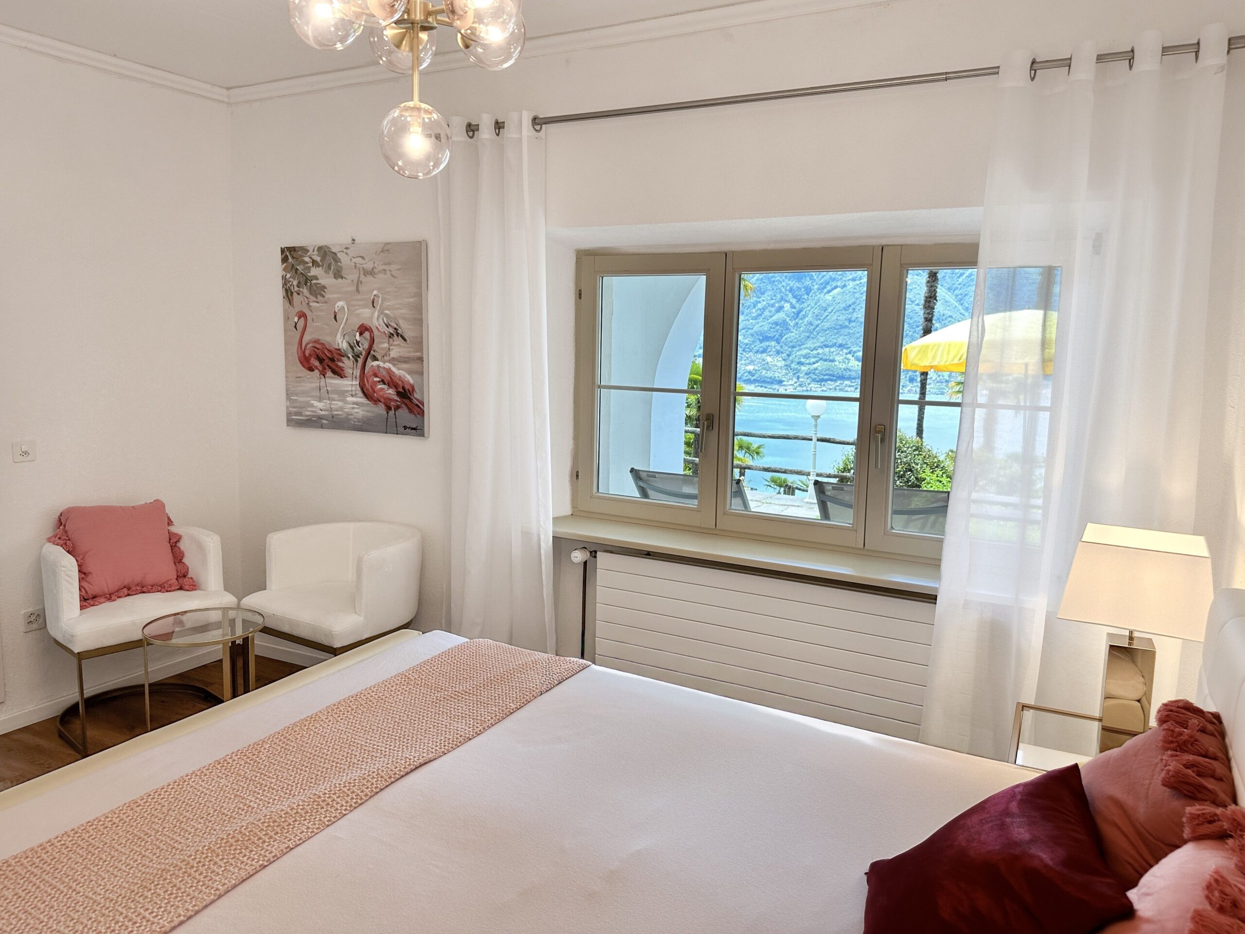 Schlafzimmer einer Ferienwohnung am Lago Maggiore