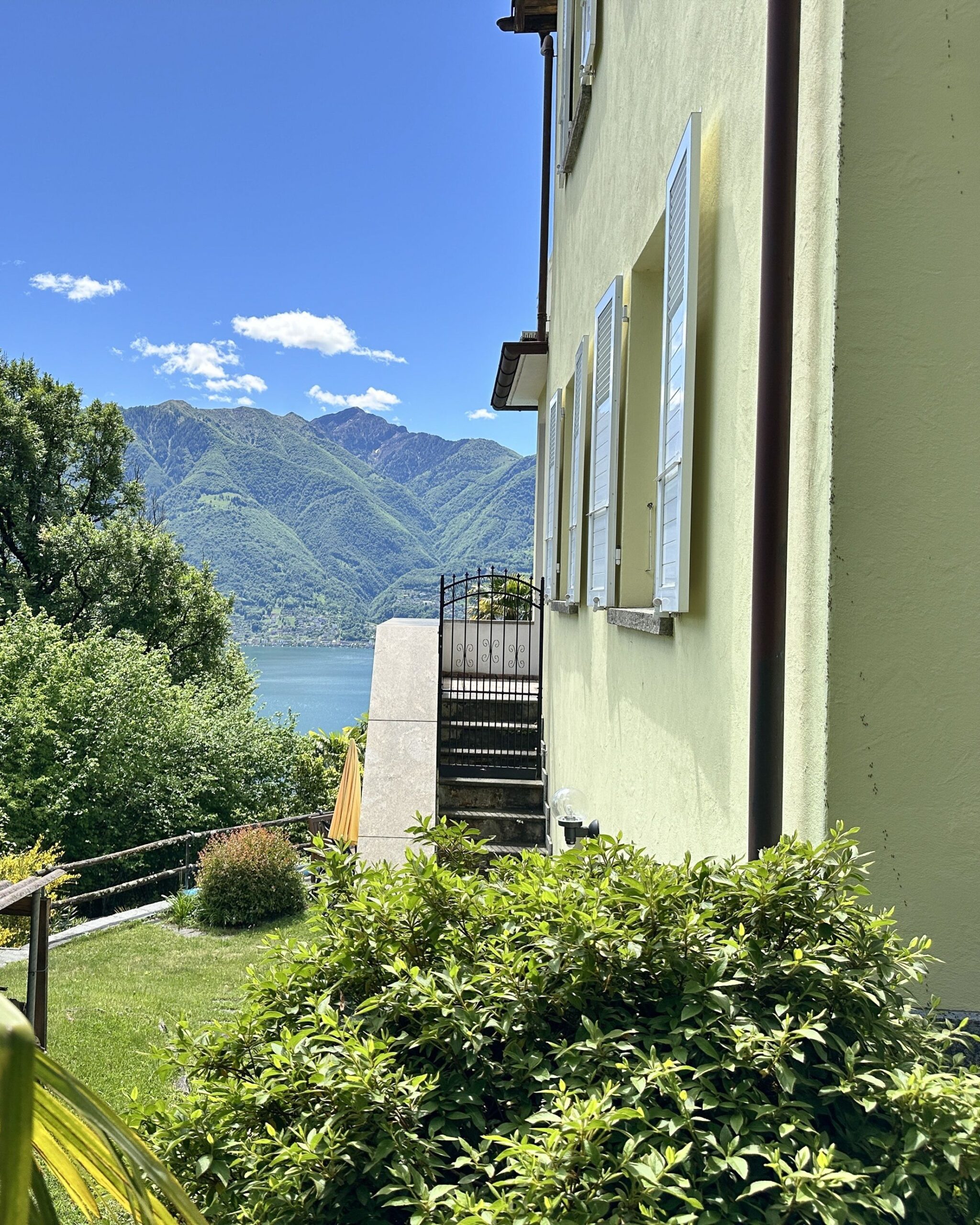 Schlafzimmer einer Ferienwohnung am Lago Maggiore