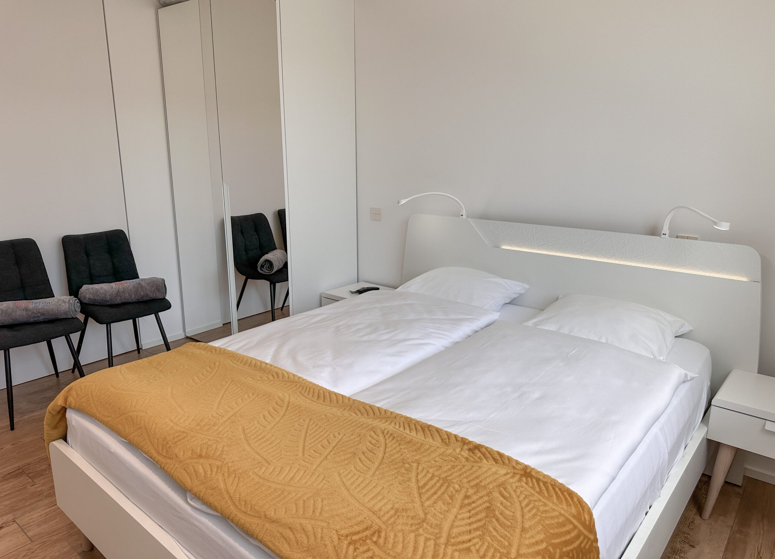 Doppelbett in Ferienwohnung im Tessin