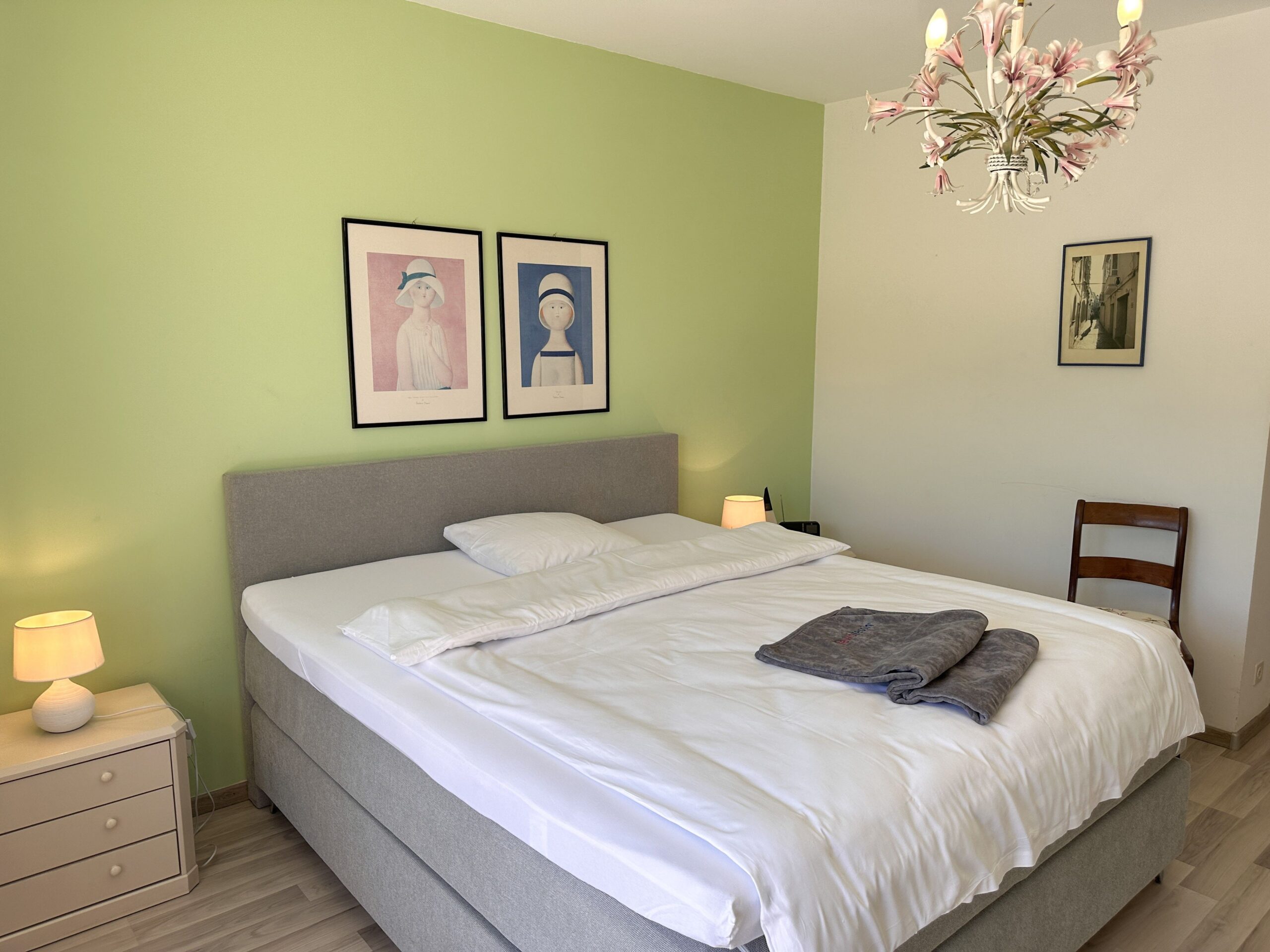 Doppelbett in Ferienwohnung im Tessin