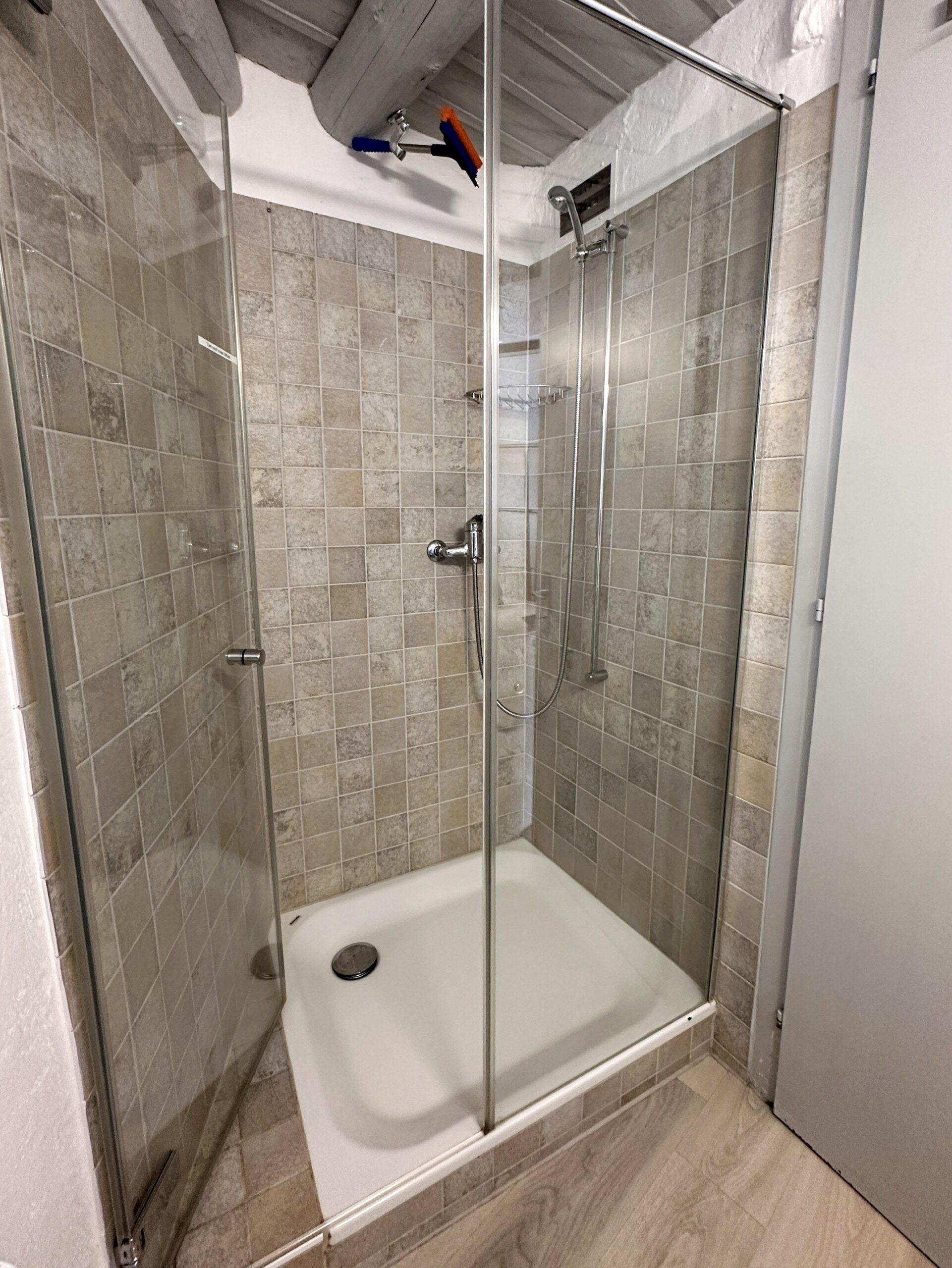 Dusche in Ferienwohnung im Tessin