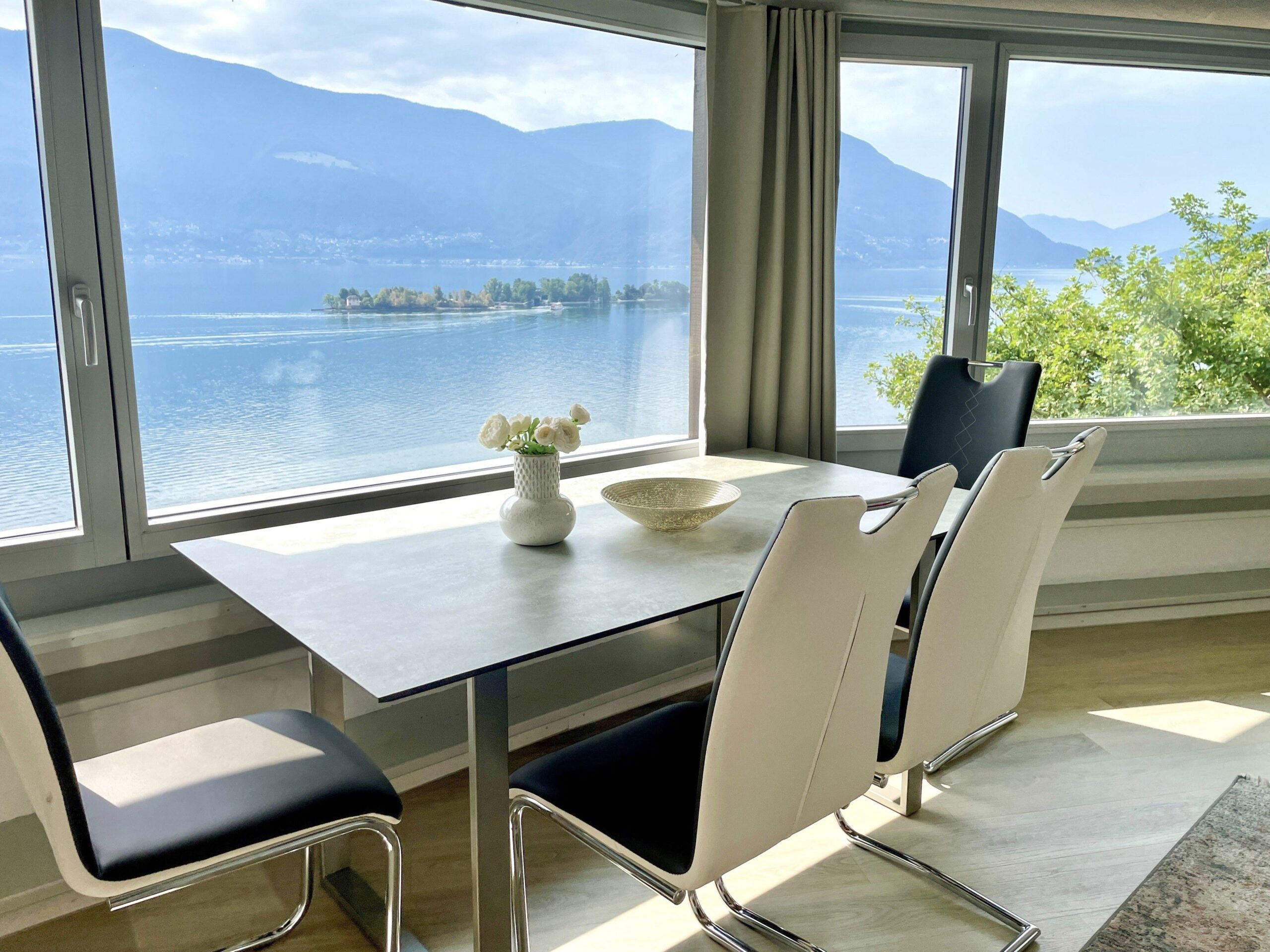 Esstisch in Ferienwohnung im Tessin